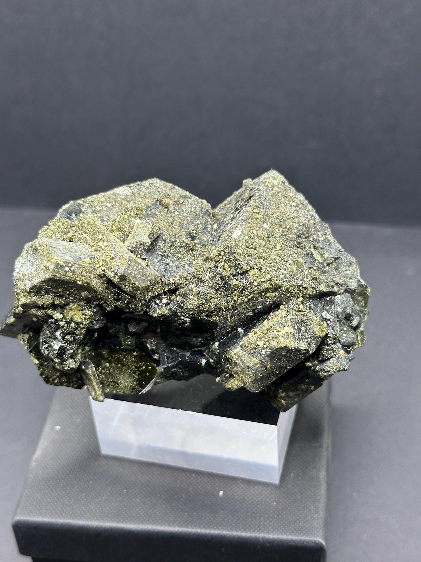Epidote pseudo-octahedral, Balochistan, Pakistan